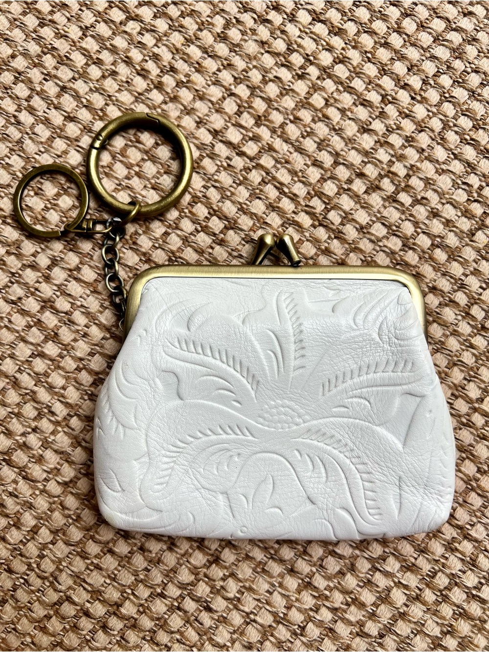 ✨Patricia Nash White Embossed Leather Kiss Lock Coin Purse Keychain